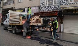 Yoğun kar, don ve tuzlama sonrası bozulan yollarda onarım çalışması başlatıldı