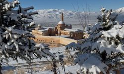 Yoğun kar yağışı tarihi sarayda eşsiz manzaralar oluşturdu