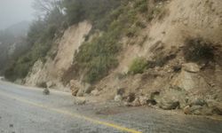 Yoğun yağış sebebiyle kayan topraklar yolları kapattı