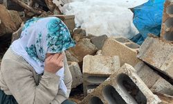 Yüksekova'da bir annenin sessiz feryadı: Zine Teyze yıkılan ahırının başında gözyaşlarına boğuldu