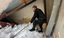 Yüksekova'da kar esareti: Çatıdan düşen kar kütlesi iş yerlerine hasar verdi