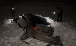 Yüksekova'da otomobil 30 metre savrularak kar yığınına saplandı: 3 yaralı