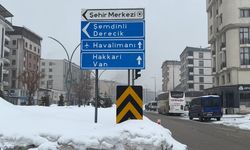 Yüksekova'da uçak seferlerine kar ve sis engeli