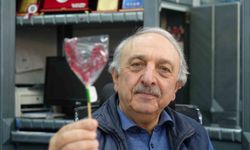 10 yıldır her Ramazan'da iftarlık olarak horoz şekeri dağıtıyor