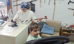 20 yıllık Fatime usta bir eliyle torun sallıyor, diğer eliyle dünyaca ünlü bastonlara şekil veriyor