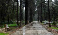 Adana'da şiddetli yağış nedeniyle arife günü mezarlıklar boş kaldı