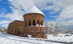 Ahlat'ta tarih beyaza büründü