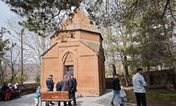 Ahlat'taki türbeye bayramda ziyaretçi akını