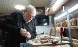 Ailesinin asırlık sanatını evinin kilerinde yaşatıyor: Ayetleri ahşaba ilmek ilmek işliyor