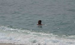 Alanya'da bayram arifesinde hava sıcaklığı 20 dereceye ulaştı, tatilciler soluğu sahilde aldı