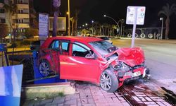 Alanya'da iki otomobil çarpıştı: 3 yaralı