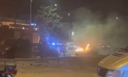 Alev alan aracı itfaiye ekipleri söndürdü