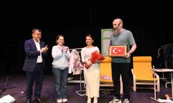 Altıeylül'de tiyatro dolu gece