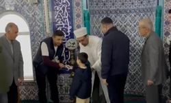 Anamur'da bayram namazı sonrası çocuklara harçlık dağıtıldı