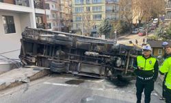Ankara'da devrilen kamyonet güvenlik kamerasına yansıdı