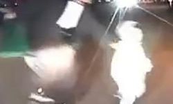 Annesinin elinden kaçıp yola koşan çocuk kazadan kurtuldu