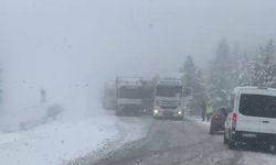 Ardahan'da kar yağışı trafiği aksatıyor