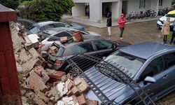 Aşırı yağış istinat duvarını yıktı: 5 araç zarar gördü