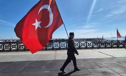 Askeri kıyafeti ve elinde Türk bayrağıyla İstanbul'dan Çanakkale'ye yürüyor