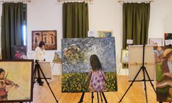 Ayvalık'ta 'Kadın gözüyle bir renkte direnç' sergisi açıldı