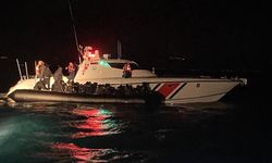 Ayvalık'ta motoru arızalanan botla denizde sürüklenen 39 göçmen kurtarıldı