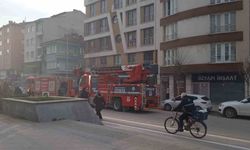 Bacada çıkan yangın sonucu cadde dumanla kaplandı