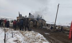 Başkale'de ev yangını