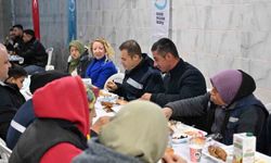 Başkan Ahmet Akın, sahurunu hal esnafıyla birlikte yaptı