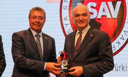 Başkan Özlü'ye 'Kızıl Elma' Ödülü