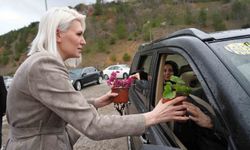 Başkan Subaşı, mezarlık ziyaretinde vatandaşlara çiçek dağıttı