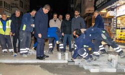 Başkan Tugay yol emekçileriyle gece mesaisinde buluştu