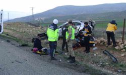 Batman'da direğe çarpıp takla atan araç hurdaya döndü: 5 yaralı