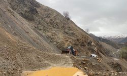 Batman'da heyelan: Köy yolları ulaşıma kapandı