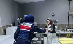 Bayburt jandarması kadın esnaf ve öğretmenlerin kadınlar gününü kutladı