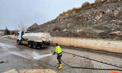 Bayburt'ta bahar temizliği kapsamında yollar ve kaldırımlar tazyikli suyla yıkanıyor