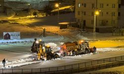 Bayburt'ta kara saplanan tuzlama aracı kepçe ve halat yardımıyla çekildi