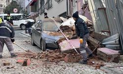 Beşiktaş'ta metruk bina park halindeki aracın üzerine çöktü