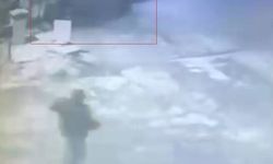 Beton bariyere çarpan otomobil kazası güvenlik kamerasında