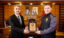 Bilecik'te emekliye ayrılan polis memuruna plaket