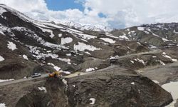 Bingöl'de heyelan sonucu çöken ve kayan yolda çalışmalar başladı