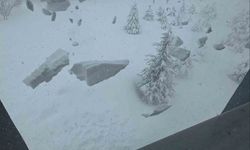 Bitlis'te çatılardaki kar tehlikesi devam ediyor