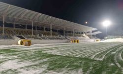 Bitlis'te karla kaplı stat temizlendi