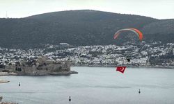 Bodrum semalarında 18 mart mesajı: Dev Türk bayrağıyla anlamlı uçuş