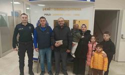 Bulduğu para dolu çantayı polise teslim etti