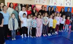 Burhaniye' de anneler ve çocukları birlikte spor yaptı