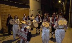 Bursa'da Balkan esintili sahur: Sokak sokak dolaşıp börek topladılar