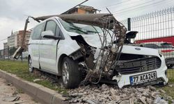 Bursa'da direğe çarpan otomobildeki, 2 kişi yaralandı