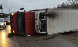 Bursa'da direksiyon hakimiyetini kaybeden sürücü fabrikaya çarptı: 2 yaralı