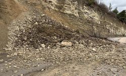 Bursa'da heyelan yolu kapattı: O anlar kamerada