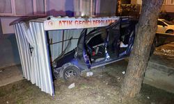 Bursa'da kontrolden çıkan araç apartmanın bahçesine savruldu